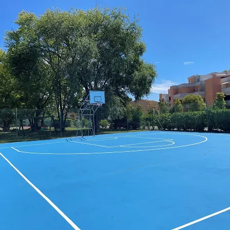 Charming With Shared Pools Apartman